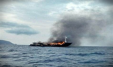 Οι πρώτες εικόνες από τη μεγάλη φωτιά. Ζάκυνθος: Τα ντοκουμέντα της φωτιάς σε θαλαμηγό - Έπεσαν ...
