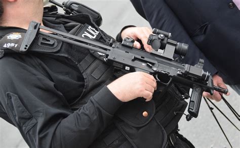 British Police Guards Armed With Smgs The Firearm Blog