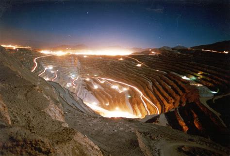 Chile, the world's largest copper producing country, hosts six of the ten largest copper mines in the world, while the remaining four are located in peru, mexico collahuasi copper mine is owned and operated by compañía minera doña inés de collahuasi, a joint venture between anglo american (44. Mina de Chuquicamata, Chile