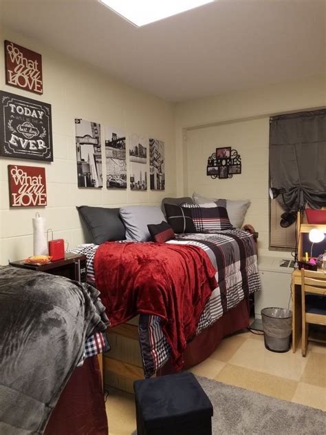 43 easy ways to make a guy s dorm room look great 25 in 2019 guy dorm rooms dorm room designs