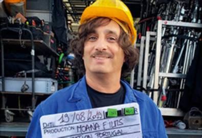 Surtout quand on sait qu'en intervention hakim est. L'humoriste D'Jal en pleine "Opération Portugal" pour Sony ...