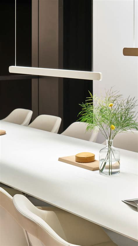 You can switch, dim, fade or change the color temperature of the graceful, linear pendant. Occhio Mito Volo 100 Up Matt sort Pendel