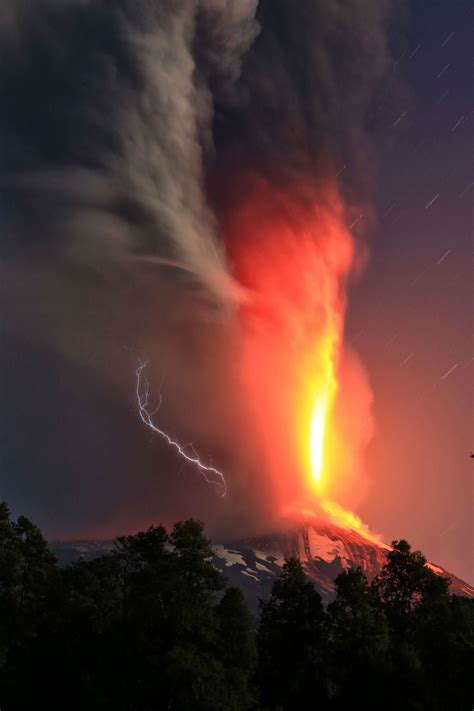 Amazing Pictures As Chiles Villarrica Volcano Erupts Nature