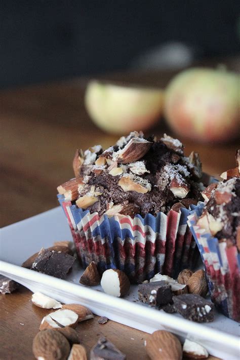 Manchmal schauen wir in unsere backzutatenkiste und entdecken eine zutat, die wir für eine weile vergessen. Schoko-Kaffee-Muffins mit Apfel und Mandeln | Vegan ...