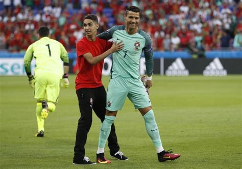 Superstar gareth bale grinst verschmitzt. EM 2016: Portugal gegen Wales - Fan schafft es aufs ...