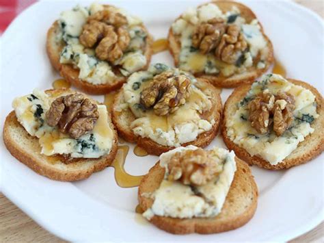Roquefort Walnut And Honey Toasts Recipe Petitchef