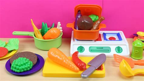 Descubrirás una selección de juguetes apropiados para niños de todas las edades. Maletín de cocina con accesorios y comiditas de juguete ...