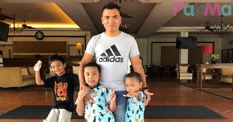 'peranan karawari dalam proses pendewasaan pada masyarakat suku sentani, jayapura' 'peranan pesta babi dalam kehidupan sosial ekonomi pada masyarakat muyu'. Kasih Sayang Anak Lelaki Pada Ibu Sangat Special, Dia Tiru ...