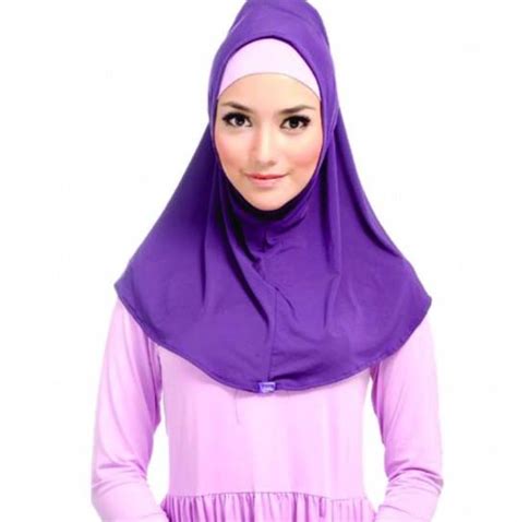 1.gaya citra kirana dengan balutan hijab bernuansa cream yang simpel dipadukan dengan kaus. Citra Kirana: Cantik Berhijab II