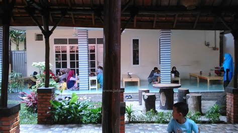 Gambar tentang Makan Makanan Khas Sunda Di Rumah Makan Warung Nasi Ampera