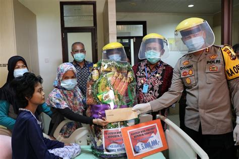 Maybe you would like to learn more about one of these? Presiden Jokowi Kirim Bantuan untuk Kakak Adik yang Viral ...