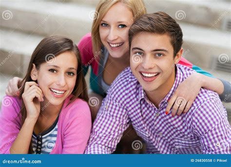 Sonrisa De Tres Personas Jovenes Foto De Archivo Imagen De Hombres