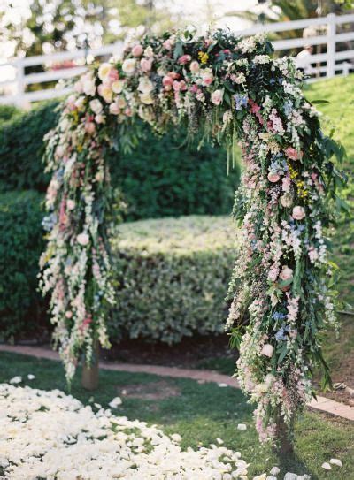 25 Stuning Wedding Arches With Lots Of Flowers Decoraciones Florales