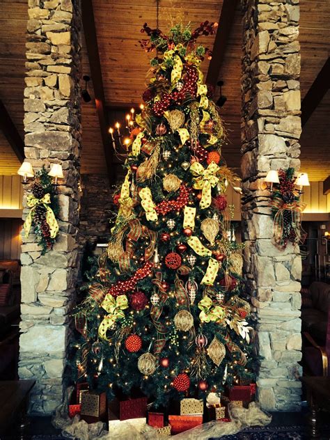 Big foot country club and country club estates golf course are about a mile away. It's beginning to look a lot like Christmas at Fontana ...