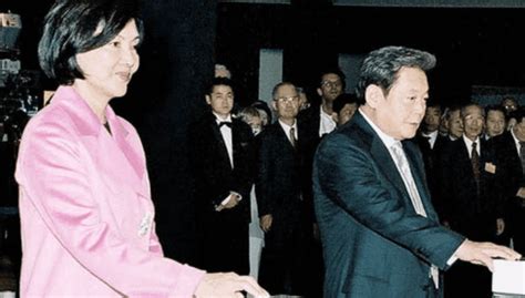 삼성 이건희 회장이 아직 코마상태에서 의식이 깨어나지 못한 상황인데도 불구하고 삼성그룹이 이미 이재용 이부진 이서진 삼남매에 재산 상속배분이 어느 정도 마무리 되는 상황이다. 닉센: 홍라희 젊었을때 사진 이건희 막내딸 생모