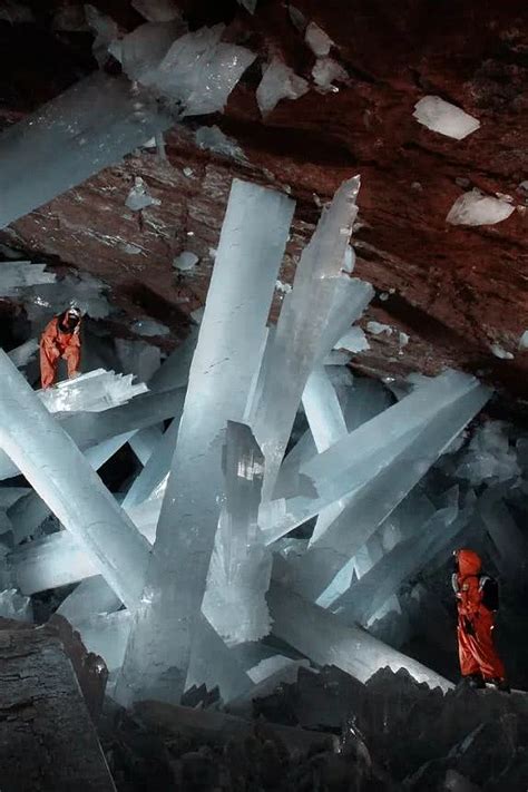 北美洲 巨人水晶洞：墨西哥奇瓦瓦的奈卡矿，是一个以其独特的水晶而闻名的在开采矿。奈卡矿蕴藏了大量的铅、锌和银等金属，当然还包括透明石膏的水晶矿