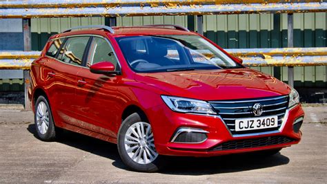 El nuevo mg 5 redefine el estilo sedán, con un frente poderoso y líneas de carácter con gran presencia, además de su equipamiento de última generación, difícil de encontrar en el segmento. MG launches two new electric vehicles: MG5 EV & HS Plug-In ...