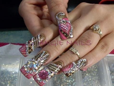 Blanco dorado y diferentes tonos de color rosa pueden crear diseños de uñas que serán hermosos una de las combinaciones mas buscadas es el color de uñas rosas con dorado y no solamente para las uñas. Uñas en tonos rosa con dorado | UÑAS ACRILICAS | Pinterest