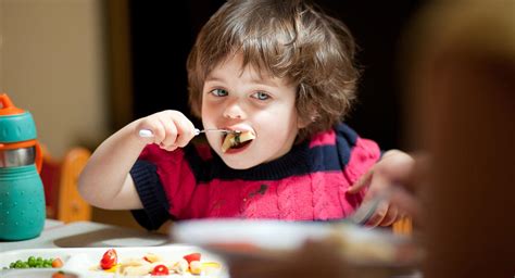 Talleres para niños de 3 a 5 años. Cómo alimentar a tu niño de 3 y 4 años - BabyCenter