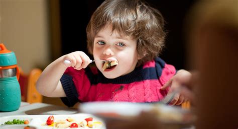 Ahorra con nuestra opción de envío gratis. Cómo alimentar a tu niño de 3 y 4 años - BabyCenter