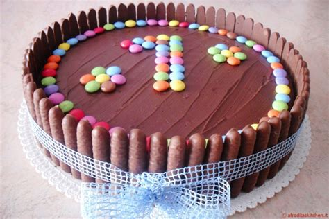 Decorazioni torta finta in gomma eva. Torta di compleanno con crema Chantilly alle fragole e ...