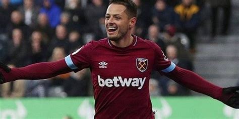 Born 1 june 1988) is a mexican professional footballer who plays as a striker for major league soccer club la galaxy and. El Chicharito Hernández hace doblete ante Newcastle