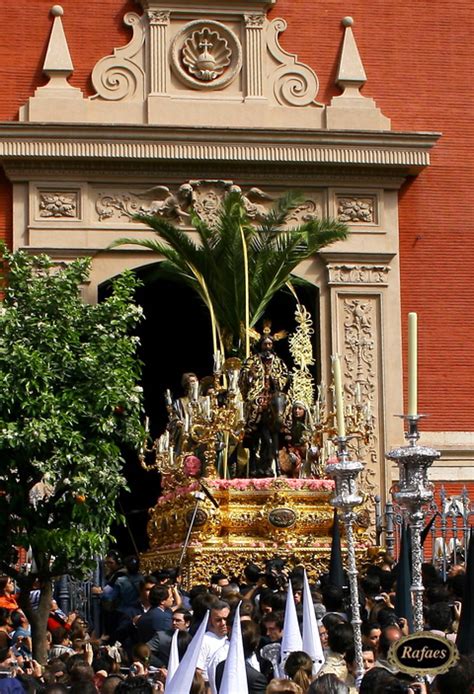 El domingo de ramos es un día muy especial para los sevillanos porque comienza la semana santa, una de las fiestas más importantes de la ciudad, donde sus si estás de visita te contamos qué hacer y qué llevar ese día para integrarte de pleno en sevilla y vivir una experiencia diferente y única. Procesiones del Domingo de Ramos en Sevilla::RAFAES