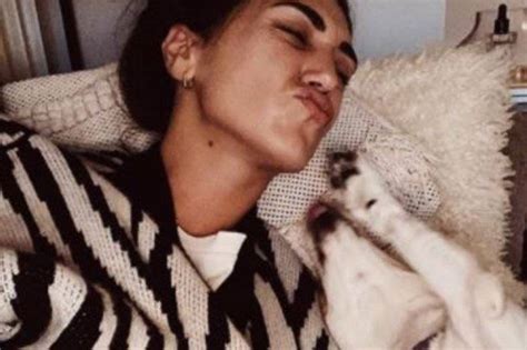 Per gli animalisti non criticate il cane una scopata cosi la fa molto volentieri non riceve alcun maltrattamento. Cecilia Rodriguez si fa coccolare dal cane: dolcezza in casa