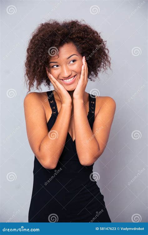 femme africaine mignonne regardant loin image stock image du sourire américain 58147623