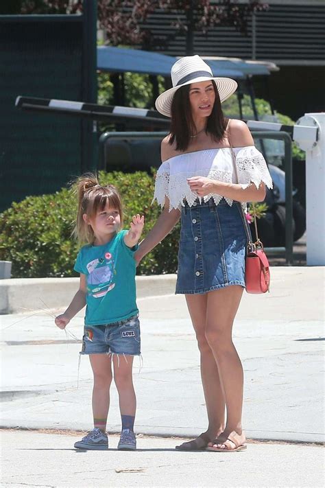 Jenna Dewan Tatum With Daughter Everly At The Farmers Market 04 Gotceleb