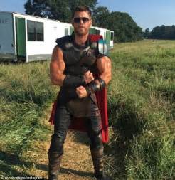 Chris Hemsworths Biceps Twitch Throughout Thor Interview Daily Mail