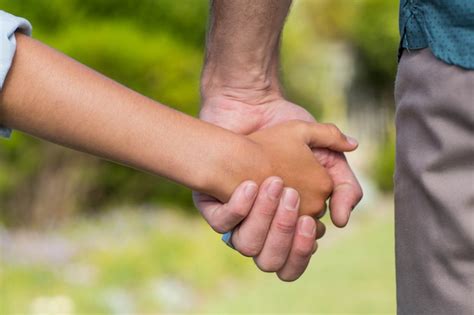 Padre E Hijo Tomados De La Mano Foto Premium