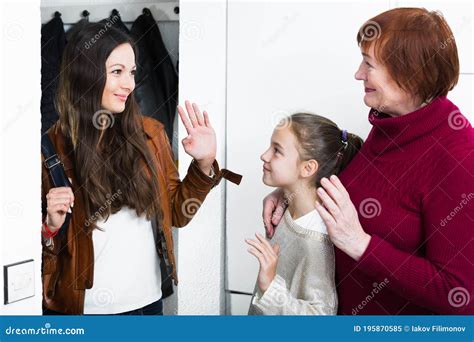 Feliz Madre Diciendo Adiós A La Hija Con Abuela Imagen De Archivo