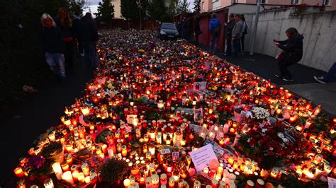 Tra i cantautori cechi ricordiamo karel kryl, autore di diverse canzoni di protesta contro il regime comunista del suo paese e karel gott, mentre tra le cantanti ricordiamo marta kubišová. Karel Gott: Fans erweisen dem Sänger vor seiner Villa in ...