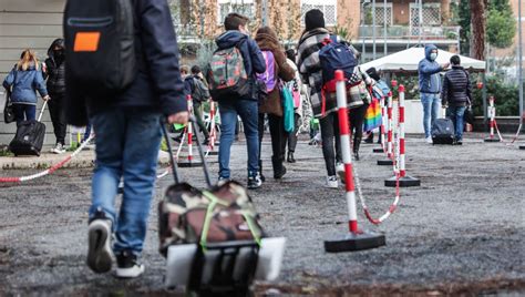 Restano chiuse in tutta italia le scuole superiori. Scuola, rientro per infanzia, elementari e medie, tranne ...