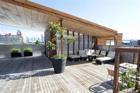 New york decks' signature wood decking is placed all over, from the floor to the integrated seats to the planter boxes. Splendid terrace : A Roof Over a Deck