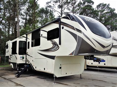 5th Wheel for Full Time Living | CamperAdvise