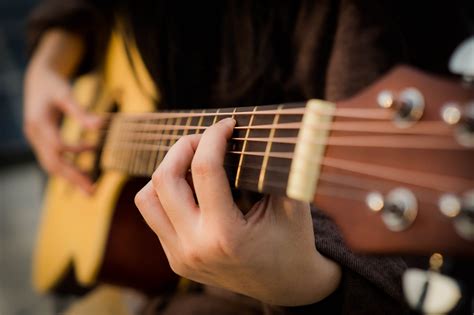 Persona Tocando La Guitarra · Fotos De Stock Gratuitas