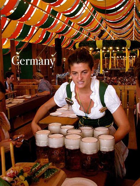oktoberfest germany beer waitress at oktoberfest germany fête de la bière boire de la bière