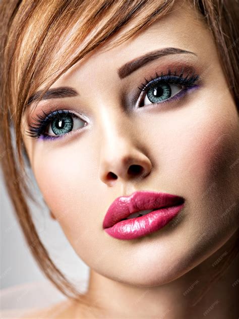 mulher jovem e atraente com lindos olhos azuis closeup rosto de uma garota incrível com lábios