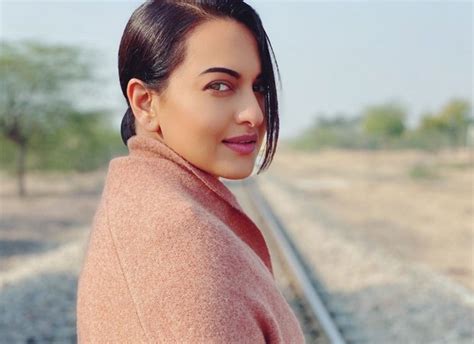 Sonakshi Sinha Gives A Befitting Reply To Those That Trolled For Not Contributing To The