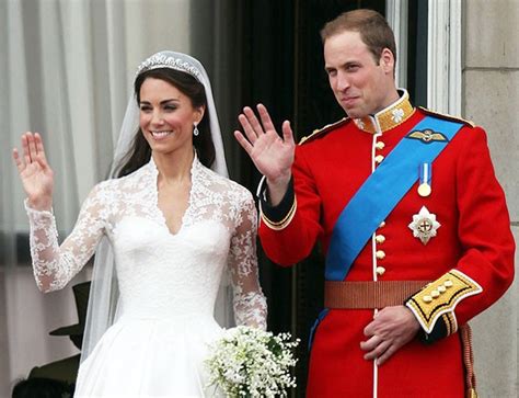 Elizabeth emanuel, gelinlik dahil diana için tasarladığı özel kıyafetlerin çizimlerini açık artırmaya. Bir Peri Masalı — Kate Middleton ' un Gelinliği | Örgü ...