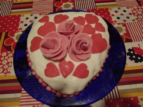 La nostra versione di questo dolce è un pan di spagna soffice arricchito con essenza di vaniglia e acqua di rose. TORTA DI SAN VALENTINO | Ricetta ed ingredienti dei ...