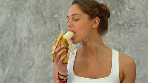 Aantrekkelijke Geschikte Vrouw Die Banaan Eten Stock Afbeelding Image Of Atleet Levensstijl