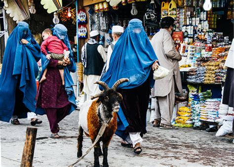 Afghanistan, officially the islamic republic of afghanistan, is a mountainous landlocked country at the crossroads of central and south asia. 蓝色罩袍下的真实面容，被遮住的不仅仅是阿富汗女性_读书周报 _ 文汇网
