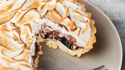This meringue pie is the ultimate dinner party dessert, especially if your guests love chocolate. Chocolate Meringue Pie 🥘 Recipe