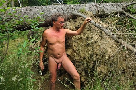 Matti Beim Waldspaziergang Nackt Und Rasiert Gay Outdoor