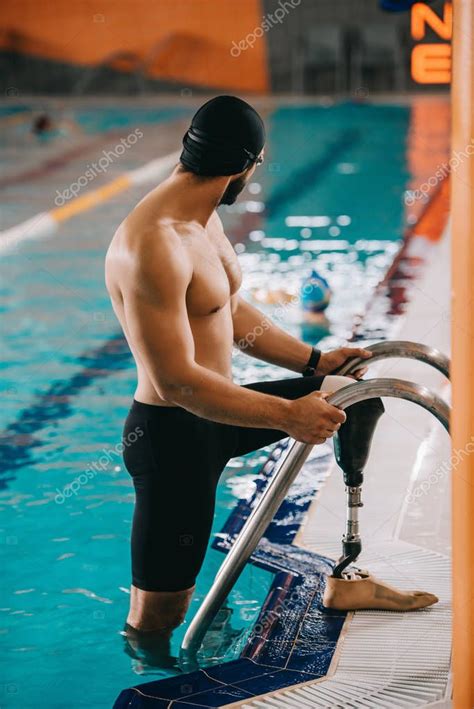 Muskulösen Jungen Schwimmer Mit Künstlichem Bein Aufstehen Aus Swimming Pool — Stockfoto