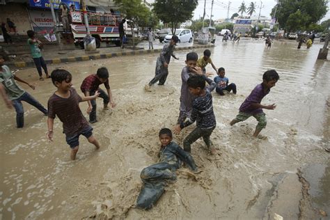 Heavy Rain Triggers Floods In Pakistans Karachi Killing 6
