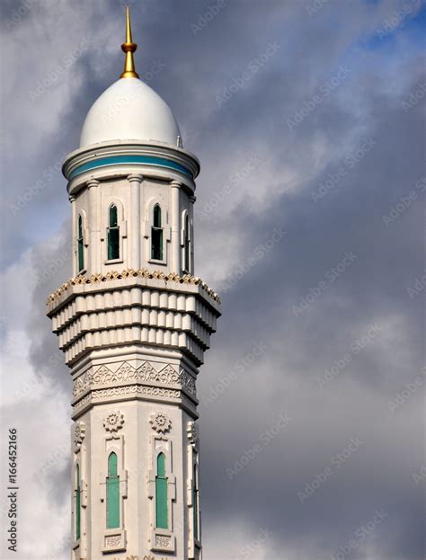Schlankes Minarett Der Eleganten Wei En Hazrat Sultan Moschee Stock